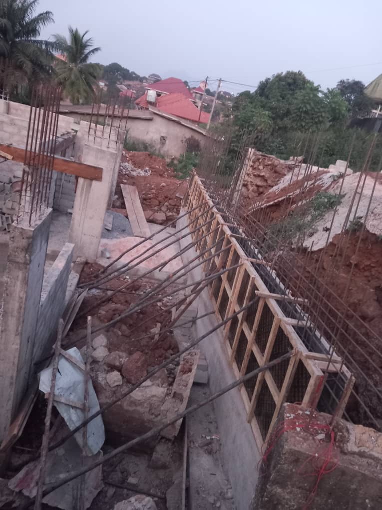 Deuxième phase du coffrage du mur de soutènement 